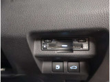 ETC2.0装備です。これまでのETC車載器の通信機能を大幅にアップさせたDSRC(専用狭域通信)というものを利用し、全国の高速道路等に設置されている