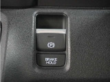 電子制御パーキングブレーキ搭載で指一本で簡単に操作することができます。さらに停車中に、ブレーキペダルを踏み続けなくても、自動的にブレーキを保持する機能である、オートマチックブレーキホールド付きです。