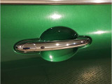 MINIはドアが分厚いです。衝突によりドアがつぶれてしまった場合にも外からいち早くドアを開けれるよう考えられています。数十秒の救出の遅れが命につながりかねない場合、こういった配慮が重要なポイントです。