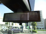 スマートルームミラーがリヤカメラで車両後方の映像ルームミラー表示しをクリアな後方視界を確保してくれます。