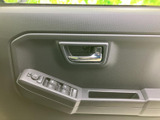 ドア内側にウインドウ操作スイッチやドアロックなどがまとまり、運転席から手を伸ばしやすい配置です。スイッチの位置が整理されているため、乗車時に必要な操作を確認しやすく、日常使いにも便利です。