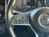 オーディオのボリュームの調節はハンドルにあるステアリングスイッチで操作出来るので安全ですよ!