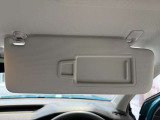 サンバイザーを開くとミラーが搭載されています。