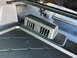 運転席の下に後席の方用にリヤヒーターダクトを装備しています♪