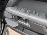 【メモリー機能付き電動シート】3パターンまでシートの位置を記憶させることができます。これで家族間でもスイッチ一つで自身の椅子の位置にセットできます。メリディアンスピーカー装備