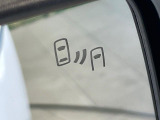 【ブラインドスポットワーニング】走行中、ドアミラーの死角になりやすい箇所に後続車が接近するとサイドミラー付近に警告を表示、ドライバーに注意喚起をしてくれます。