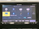 AVメニューにはディスクやラジオ、Bluetooth Audio、USBなどの選択肢が並びます。利用したい音源を画面で確認しながら選べるので、移動中の時間を快適に過ごせます。