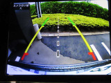 【バックカメラ】映像にはステアリング角度に応じて曲がる、ダイナミックグッドラインが表示され、駐車スペースが狭い場所への後退操作をサポートします!
