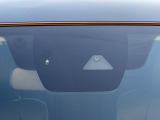 【i-ACTIVESENSE】走行中に前方の車両等を認識し、衝突しそうな時は警報とブレーキで衝突回避と被害軽減をアシスト。より安全にドライブをお楽しみいただけます。