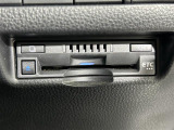 【ETC】有料道路を利用する際に料金所で停止することなく通過できる、ETC車載器(ノンストップ自動料金収受システム機器)が装備されています。セットアップを行うことで利用可能になります。