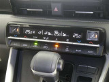 【オートエアコン】車内温度を感知して自動で温度調整をしてくれるのでいつでも快適な車内空間を創り上げます!どの席に座っても快適なドライブが楽しめます♪