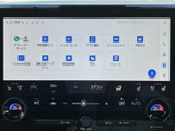 通信サービスやアプリ連携、天気、ニュースなどのメニューを画面から選べます。必要な情報や機能を確認しやすく、日々の移動に役立つ機能をまとめて利用できる便利な装備です。