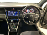 運転席周りのレイアウトをご覧ください。ナビゲーションが綺麗に装着されすっきり収まってますね!