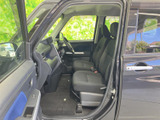 運転席まわりは見通しがよく、着座したまま前方や周囲を確認しやすい配置です。落ち着いた色合いのシートと足元で、毎日の通勤やお出かけにもなじみます。