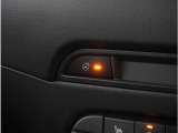 【ステアリングヒーター】ハンドルの左右のグリップ部分を温めることができます。寒い日の運転も安心です。