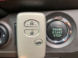 【スマートキー&プッシュスタート】ドアハンドルを軽く握る、またはドアハンドルのスイッチを押すだけで施錠施錠ができます♪またブレーキを踏みながらスタートボタンを押すだけで、エンジンが始動します♪