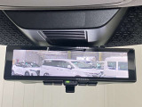 【インテリジェント ルームミラー】車両後方のカメラ映像をミラー面に映し出すので、車内の状況や、天候などに影響されずいつでもクリアな後方視界が得られます!