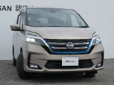 アダプティブLEDヘッドライト。フロントカメラで前方の状況を検知し対向車や先行車に眩しい思いをさせることなく必要なところだけを遠くまで照射します。(オプション装備)