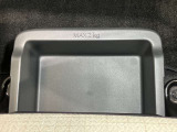 【助手席シートアンダーボックス】運転用の替え靴や、車内に常備したいこども用品、着替えた服などを収納できます★