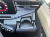 運転席側ドリンクホルダーです。高めの位置にご用意しておりますので目線を下げることなくご利用頂けます!!