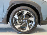 純正のアルミホイール装着車です。タイヤサイズは225/55R18です。