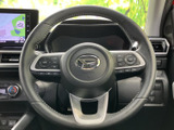 左右にスイッチが配置され、手元から各種機能にアクセスしやすい仕様です。握りやすい形状で、運転姿勢を保ちながら必要な操作を行いやすく、日常使いにも便利です。