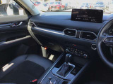 ドライバーが心に余裕をもって運転に集中できること、助手席や後席からもすっきりと前を見通せる空間の起点となり、全員が安心してドライブを楽しめることをモットーにシンプルなレイアウトとなっています。