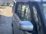 専用プラスチックバイザー装備で天候に左右されず車内の換気が可能です。