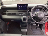 運転席周りです。カップホルダーや小物の収納などは必須ですよね!!使い勝手の良いつくりになっております!!