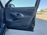 運転席ドアの内張です!使用感が少なくきれいな状態です!ドリンクホルダーや収納も備わっています!