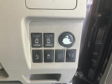 運転席操作部に色剥げあります。