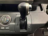 CVT車のセレクトレバーです。低速から高速まで、変速ショックのないスムーズな走りを実現するとともに、エンジン効率のよい領域を維持することで燃費にも貢献します。