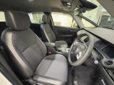 運転席は大きな座面と包み込むような背もたれが身体全体を支えます。上質なシートを採用し長時間の運転やコーナーの多い道も快適です。座ったときの頭上スペースも余裕たっぷりでロングドライブも楽チンです♪