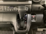 CVT車のセレクトレバーです。低速から高速まで、変速ショックのないスムーズな走りと、エンジン効率のよい領域を維持して燃費にも貢献します。サイドブレーキはスイッチ操作の電子制御パーキングブレーキです。