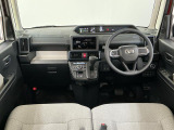 【インパネ】運転のしやすさを最優先に設計された見晴らしの良いフロントビュー。車両間隔が掴みやすく狭い道でも安心♪「安全」と「品質」を最優先に、安心してお乗りいただけるクルマを提供いたします。