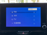 FM・AMラジオやテレビ、交通情報などの項目が画面に並び、使いたい機能を選びやすい表示です。通勤や買い物など、日常の移動時間に合わせて音声や情報を活用いただけます。