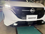 アダプティブLEDヘッドライトシステムは、照射パターンを変化させて対向車や先行車が眩しくならないようにハイビームをキープすることで、良好な視界を確保します。