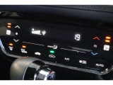 フルオートエアコンが装備されています!お好みの温度設定をするだけでエアコンの風量やモードの切り替えを自動でコントロールしてくれます!ユーザーの操作が少なく燃費走行にもつながります!