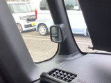 【サイドビューサポートミラー】停車時や発進時、対向車とのすれ違いや路肩に寄せるときなど、車両左側前方を確認するときに役立ちます。