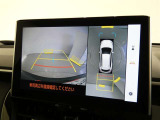 【全周囲モニター】車を上空から見下ろしたような映像をカーナビ画面に映し出し、車庫入れや縦列駐車をサポートしてくれます。