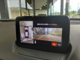 見えない部分の危険察知をサポートする360&deg;ビューモニター+フロントパーキングセンサーです。車両の前後左右にある4つのカメラを活用し、センターディスプレイの表示や各種警報音で定速走行時や駐車時に車両周