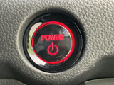赤く光る電源ボタンが目に入りやすく、乗車後の起動操作を行う際にも場所を確認しやすい配置です。車内で必要な操作を始める場面を、分かりやすくサポートします。