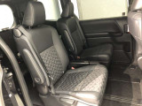 【後部座席】も当然、綺麗・清潔に仕上げております。内装の綺麗なお車は気持ちが良いですし、コンディションのいい車が多いです。これもオススメの1台です。