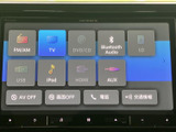 ラジオやテレビ、ディスク、Bluetoothなどの選択肢が一覧で表示されます。使いたい音源を見つけやすく、気分や場面に合わせて車内の音楽環境を手軽に切り替えられます。
