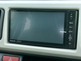 大きく見やすい画面に、音量やメニューなどの操作ボタンが並ぶナビ・オーディオです。ボタンの表示を確認しながら使える配置で、ドライブ中の操作にも便利にお使いいただけます。