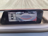 狭い場所での駐車やすれ違いなどでより的確な運転操作に役立つ360&deg;ビューモニターが装備されています。