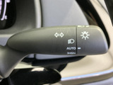 レバー上の表示が見やすく、必要な操作を確認しやすい設計です。運転中にも手元で扱いやすい位置にあり、日常の運転を支える便利な装備としてお使いいただけます。