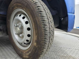 車両デザインに調和するホイールカバーを装備。タイヤの溝の状態もご確認ください。