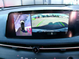 アラウンドビューモニターも装備しております。ご覧のように車体を真上か見たような映像なので、車庫入れの苦手なお客様ももうご心配いりません。