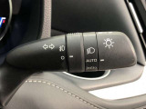 ライトスイッチです。「AUTO」にすると外の明るさに応じてスモールライト・ヘッドライトが自動でON・OFFします。夕暮れ時や屋内駐車場、トンネルなどに便利です。フォグランプもON・OFFできます。
